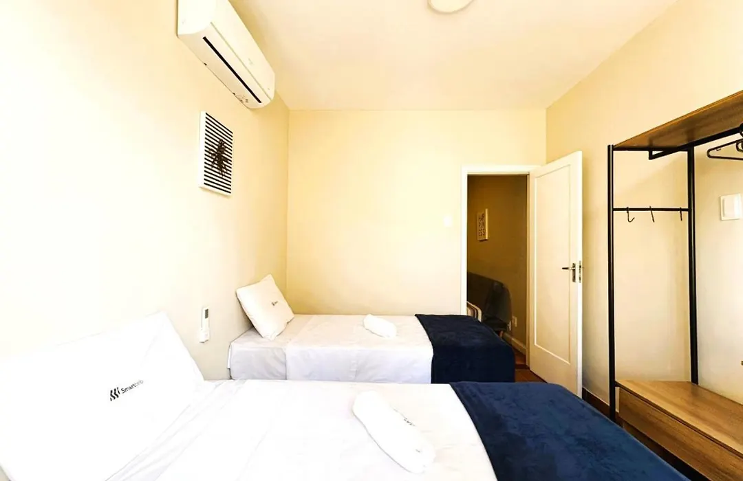 Apartamento com Dois Quartos na Orla de Copacabana-1