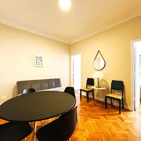 Apartamento com Dois Quartos na Orla de Copacabana-2