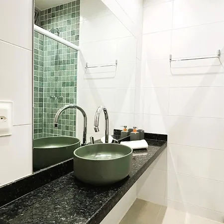Apartamento com Dois Quartos na Orla de Copacabana-3